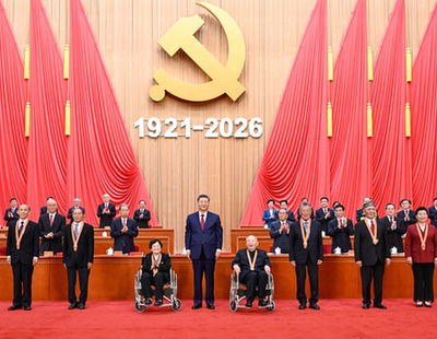 吴镇宇晒费曼王嘉尔合照
