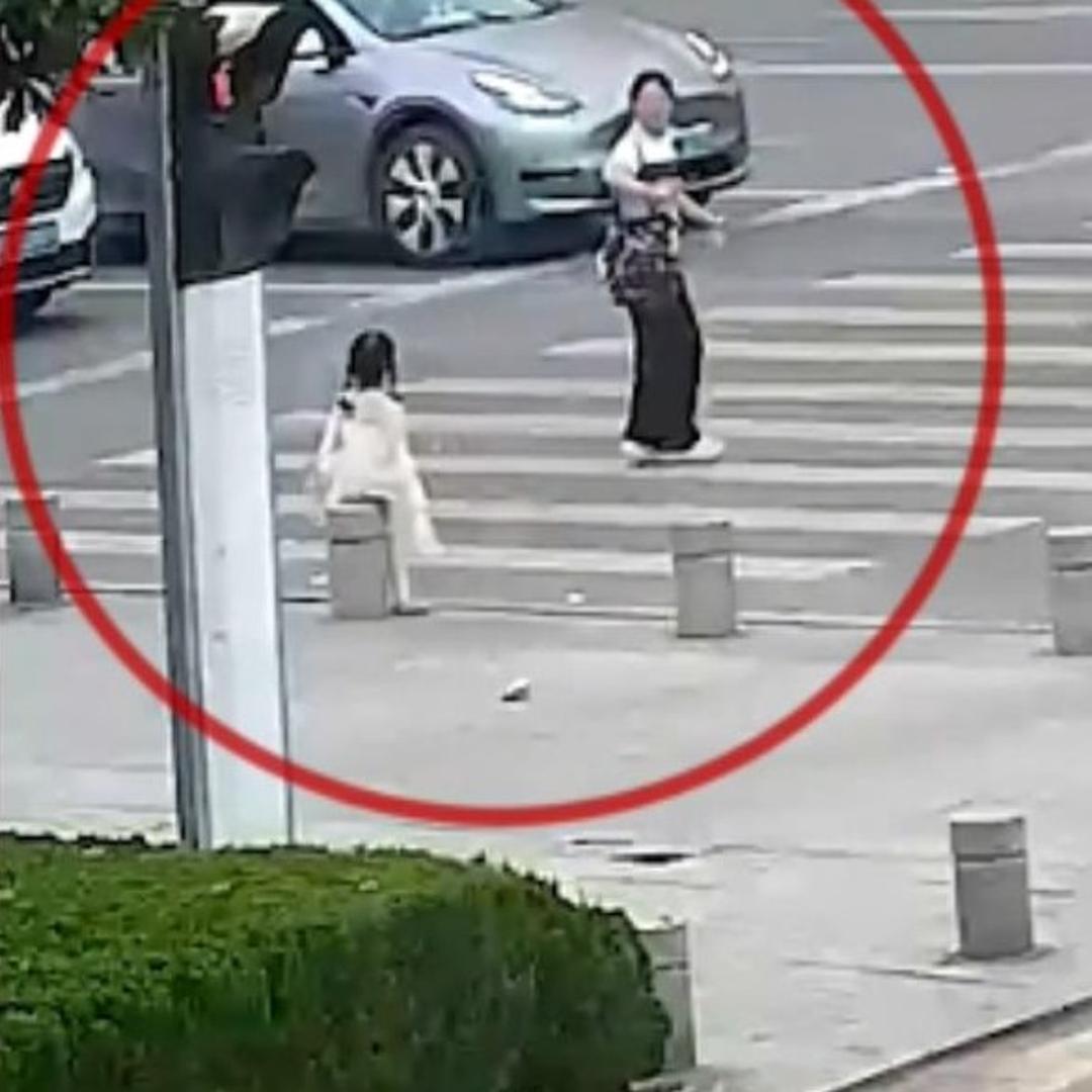 教师在幼儿园内驾车撞倒名孩子致死