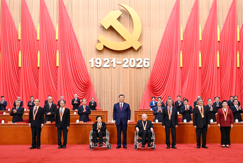 吴镇宇晒费曼王嘉尔合照