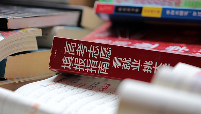 赵乐际同全国人大常委会会议列席代表座谈时强调 深入学习贯彻习近平法治思想 在法治